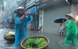 Nằm sát sông Tô Lịch nhưng mưa 1 tiếng, đường Bùi Xương Trạch ngập sâu 3 tiếng